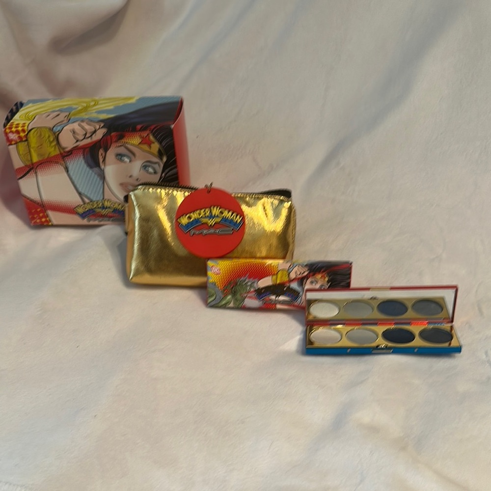 MAC Wonder Woman Eye Shadow with Gold Utility Belt for Brushes